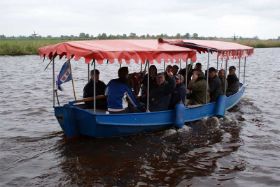 25 Met de boot weer terug.jpg