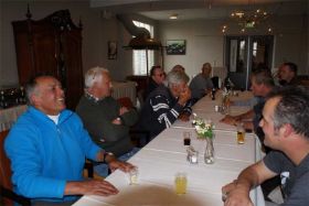 28 Gezellig met z'n allen aan tafel.jpg