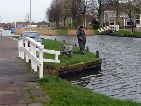 25 Manfred naast de brug.jpg