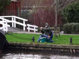 26 Anton naast de boot.jpg