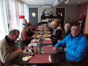 34 Allen aan tafel.jpg