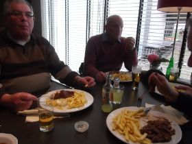 38 Een warme hap en een koel drankje.JPG