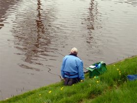 17_Gerrit Hagels aan de waterkant.jpg