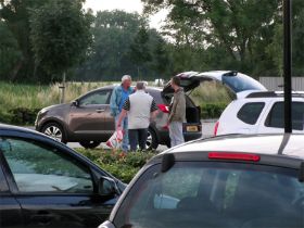 04 Bijpraten op de parkeerplaats in Aduard.jpg