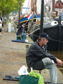 20 Anton en Edwin aan de kade.jpg