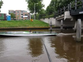 23 Een solarboot op mijn stek.jpg