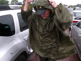 34 Eindelijk die natte regenkleding uit.jpg