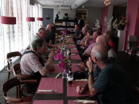 36 Napraten aan tafel.jpg
