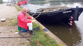 14 Bertus vist naast de boot.jpg
