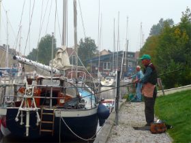 15 Kees en Harrij elk aan een kant van een boot.jpg