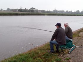 19 Huub en Jack op de kade.jpg