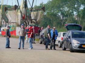 27 Napraten bij de auto.jpg