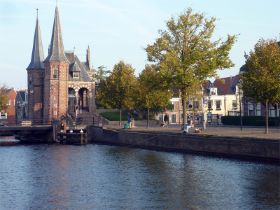 14 Wie vist daar bij de Waterpoort.jpg