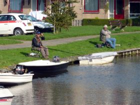 17 Manfred en Martin lekker in het zonnetje.jpg