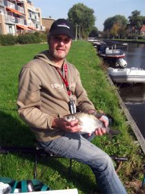 18a Edwin met een brasem van 42 cm.jpg