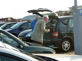 30_Muntjes tellen bij de auto.jpg