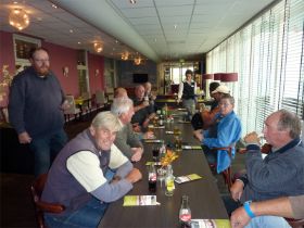 33_Voorlezen van de uitslag in Aduard.jpg
