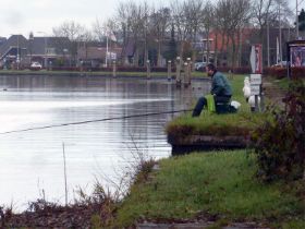 20_Edwin met zijn lange hengel in het grote kanaal.jpg