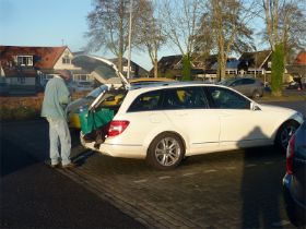 32_De laatste spullen in de auto.jpg