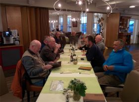 34_Naparaten aan tafel.jpg