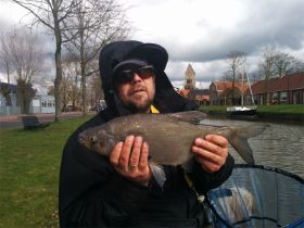28_Joris met een brasem van 49 cm.jpg