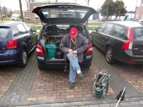 39_De kaart invullen in de auto.jpg