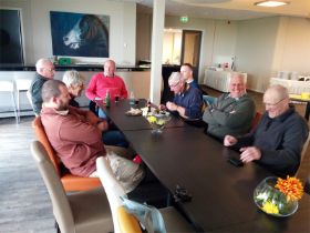 44_Wachten in de grote zaal in Aduard.jpg