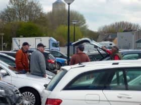 36_Napraten op de parkeerplaats.jpg