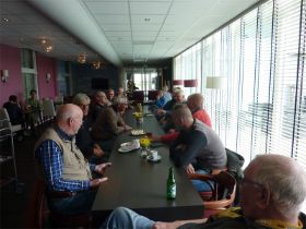 40_Napraten en wachten op de warme hap.jpg