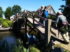 17_Gerrit onder Anton op en Manfred voor de brug.jpg