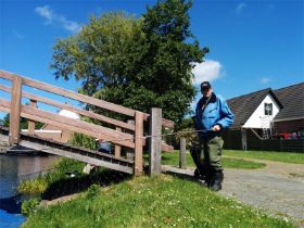 18_Manfred achter en Gerrit voor de brug.jpg