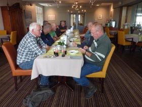 16 Het eten kan beginnen.jpg