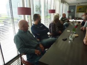 21 De andere kant van de tafel.jpg