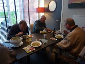 14 Heerlijk snert eten.jpg