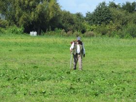 16 Het gras inspecteren.jpg