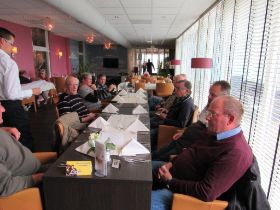 14 Wachten op het diner.jpg
