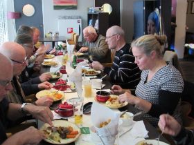 23 Eten met 10 mannen.jpg